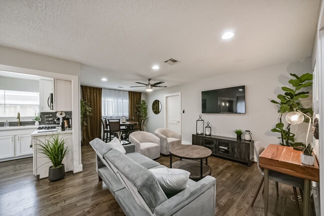 Building Photo - 5719 Viking Dr