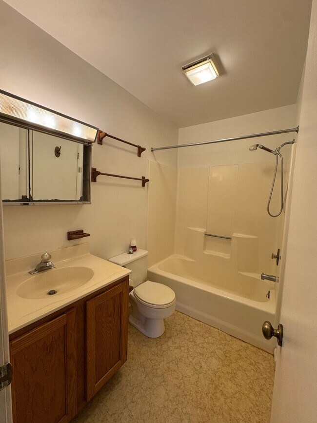 Building Photo - 16136 Clarence Ct