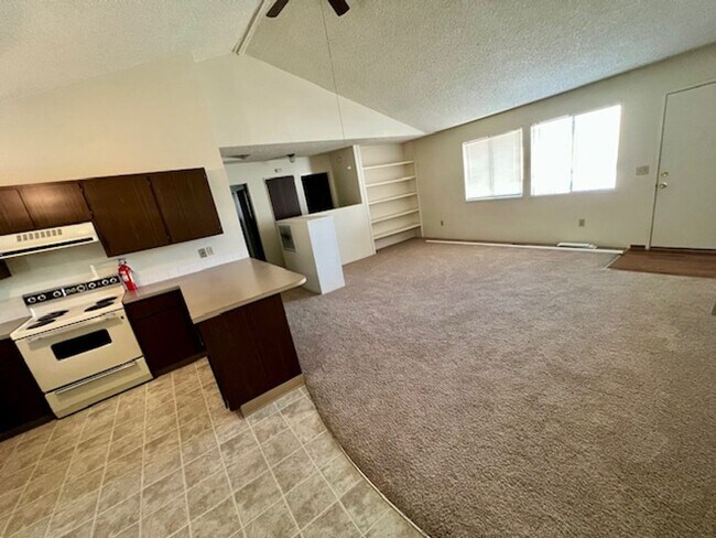 Building Photo - Spacious 2 Bed / 1.5 Bath Triplex in Quiet Clarkston Neighborhood