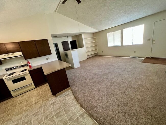 Building Photo - Spacious 2 Bed / 1.5 Bath Triplex in Quiet Clarkston Neighborhood – Pet Friendly!