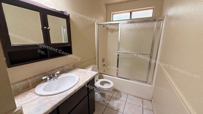 Building Photo - 4 bed/2 Bath - Available now