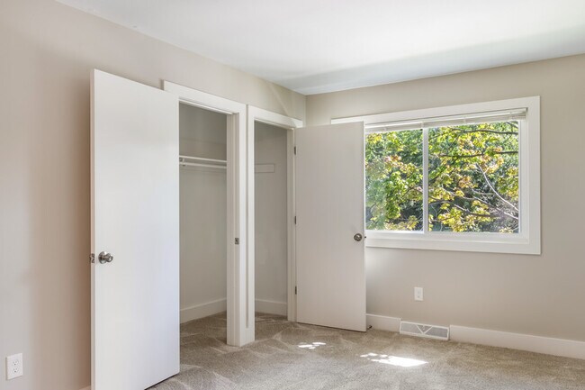 Building Photo - 533 Misty Meadow Blvd