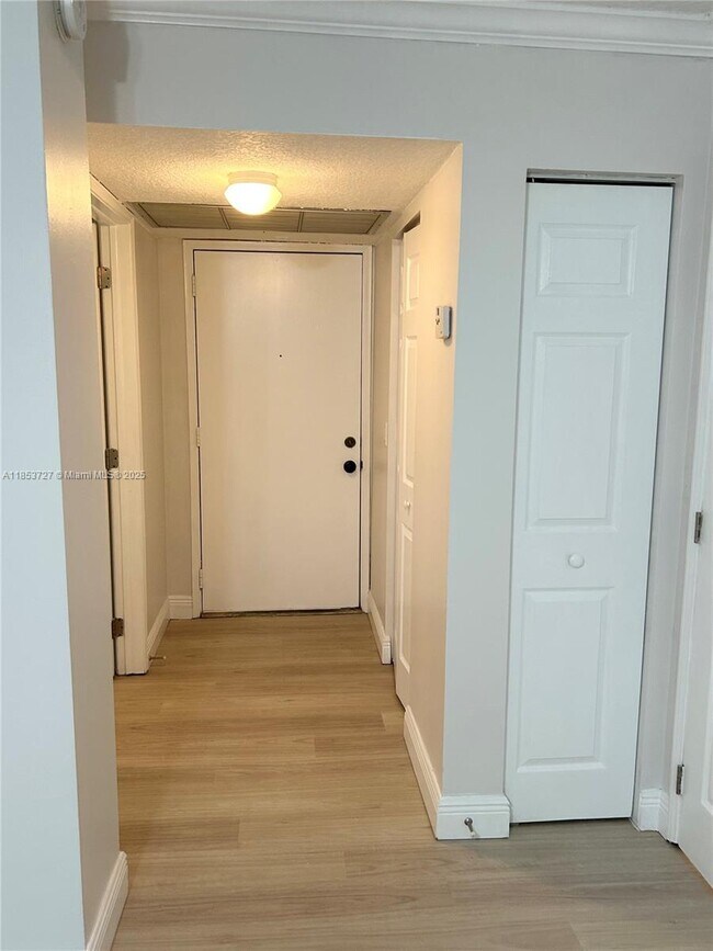 Building Photo - 9410 Live Oak Pl