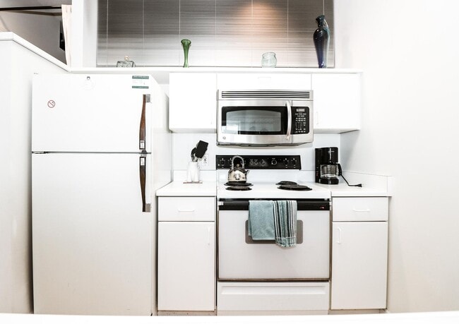 Building Photo - Spacious Jr. 1 Bedroom near Levi's Plaza |...