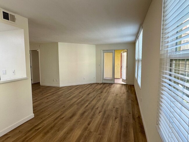 Building Photo - Renovated 2-bedroom 2-bathroom condo in th...