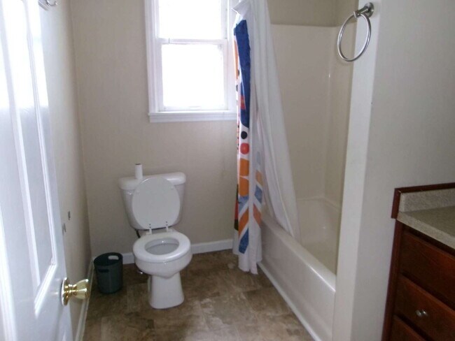 Building Photo - Charming & Updated Home Ready for Move-In