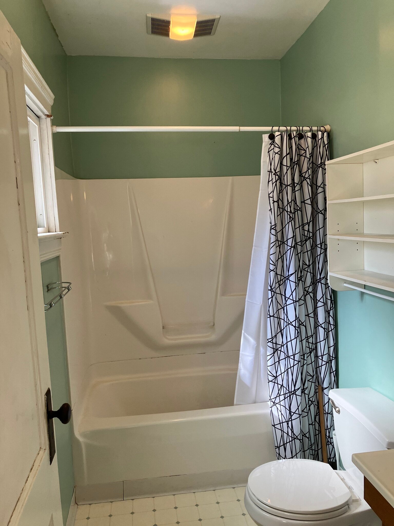 bathroom, tub/shower - 1567 Woodward Ave