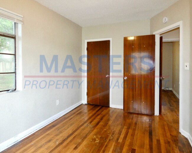 Building Photo - 2 Bed 1 Bath House