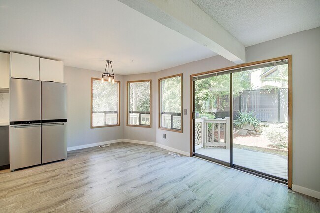 Building Photo - 5Bd/2.5Ba Kirkland Home