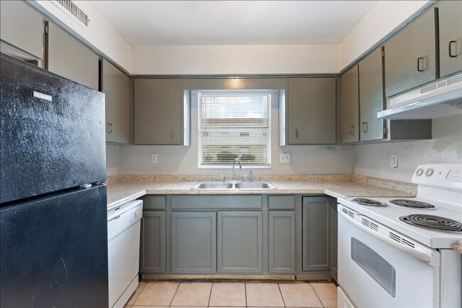 Building Photo - 7210 N Manhattan Ave