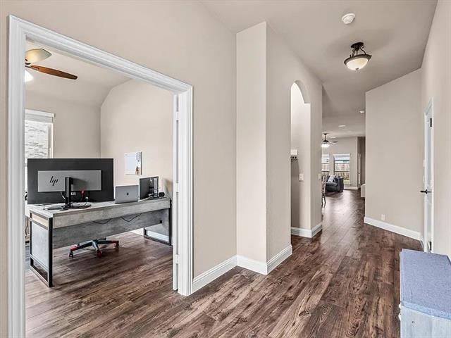 Building Photo - 905 Sedona St