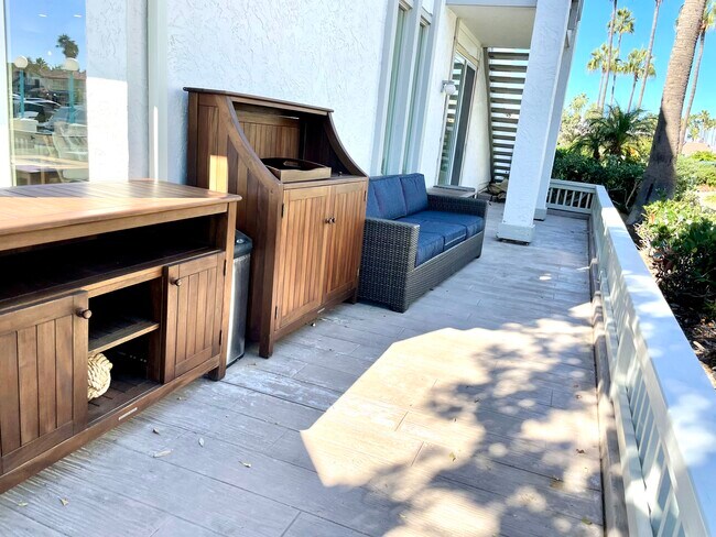 Side Patio - 49 Kingston Ct S