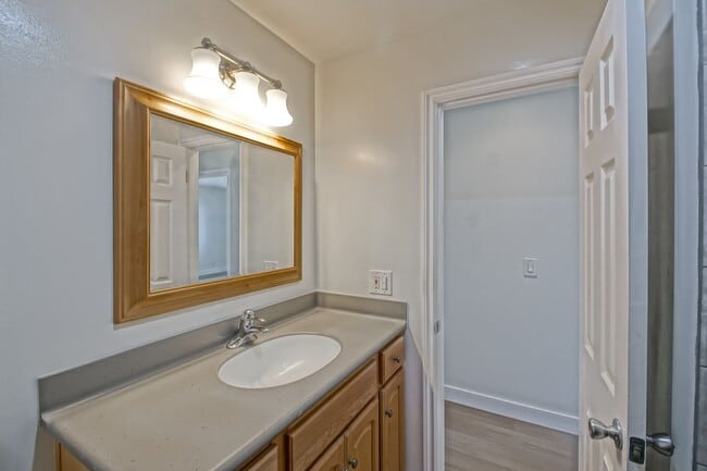 Building Photo - Recently Updated, Top-Floor 2BR2BA Condo in Apple Tree Community w/ Pool, Overlooking Greenbelt/H...