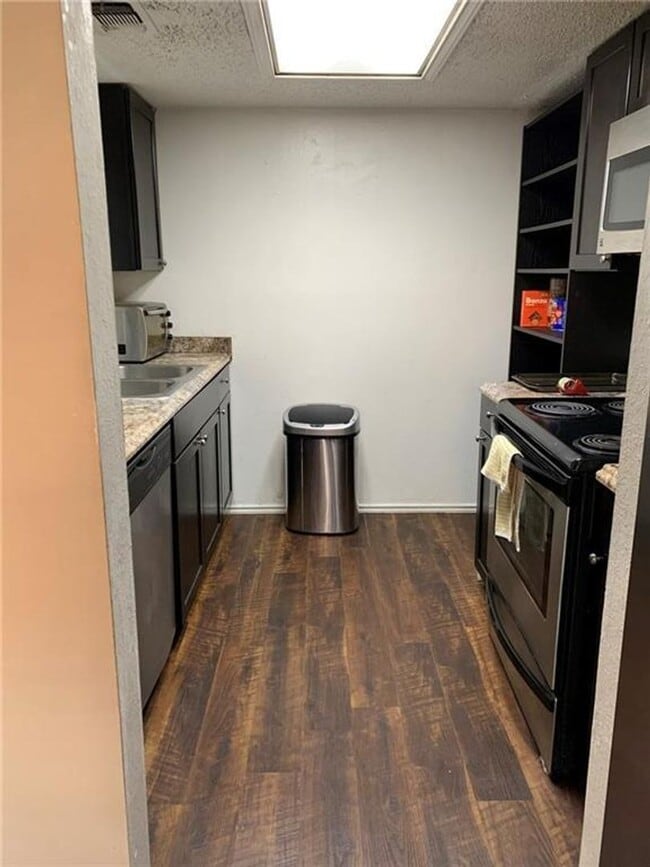 Building Photo - Waterford 310