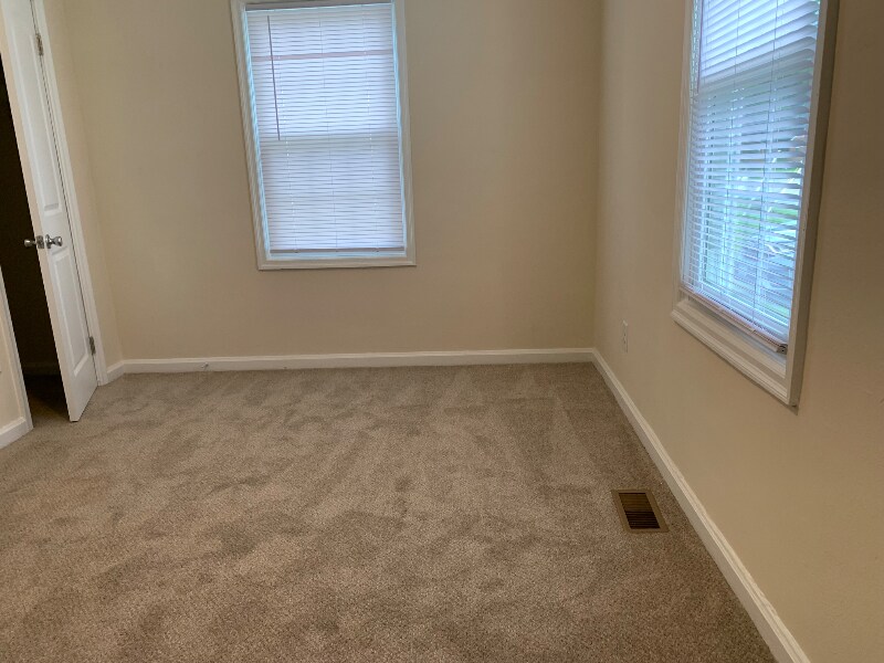 Building Photo - 631 Willow Dr