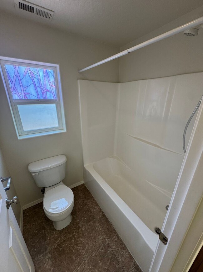Building Photo - (GAR) 3 Bed/ 3 Bath