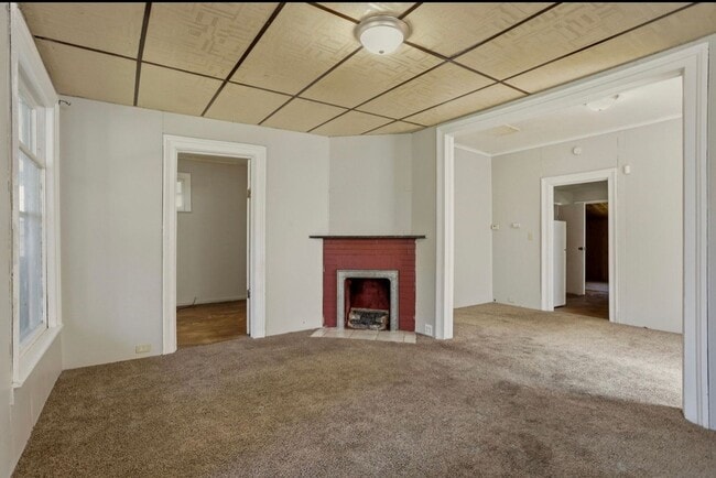 Building Photo - Sunny 2BR Home on South Bond with Sunroom + Extra Storage!