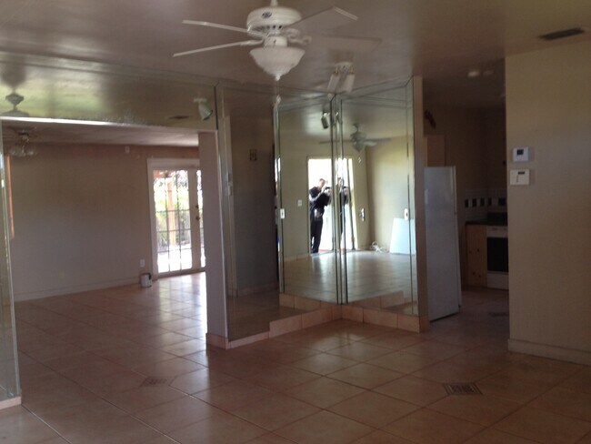 Building Photo - Nice 3-1 house in Hollywood