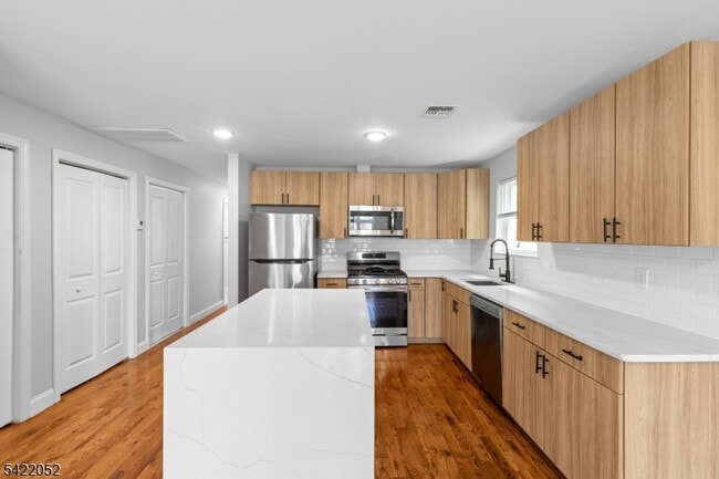 Building Photo - 19 Shaw Ave