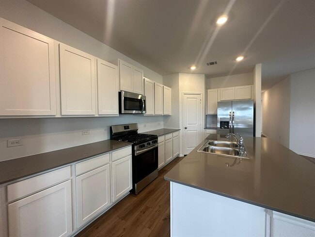 Building Photo - 121 Seminole Dr