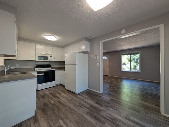 Building Photo - 3 Bedroom, 2.5 Bathroom 2-Story Duplex Wit...