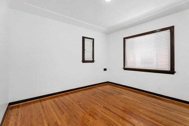 Building Photo - 76 Roycroft Ave