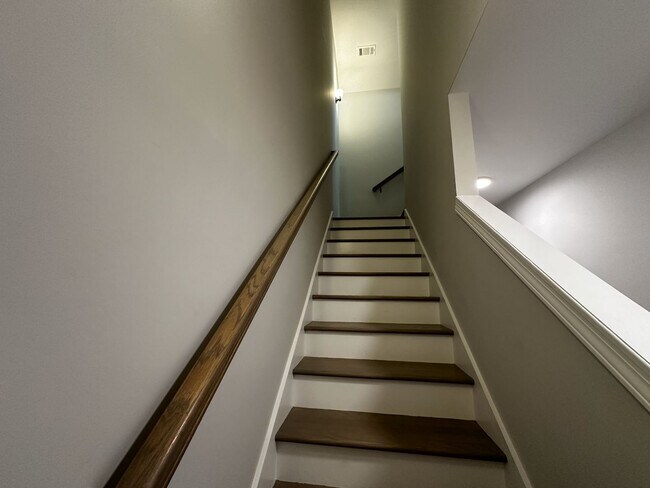 Building Photo - STUDIO APARTMENT LEASING FOR JANUARY 2026!