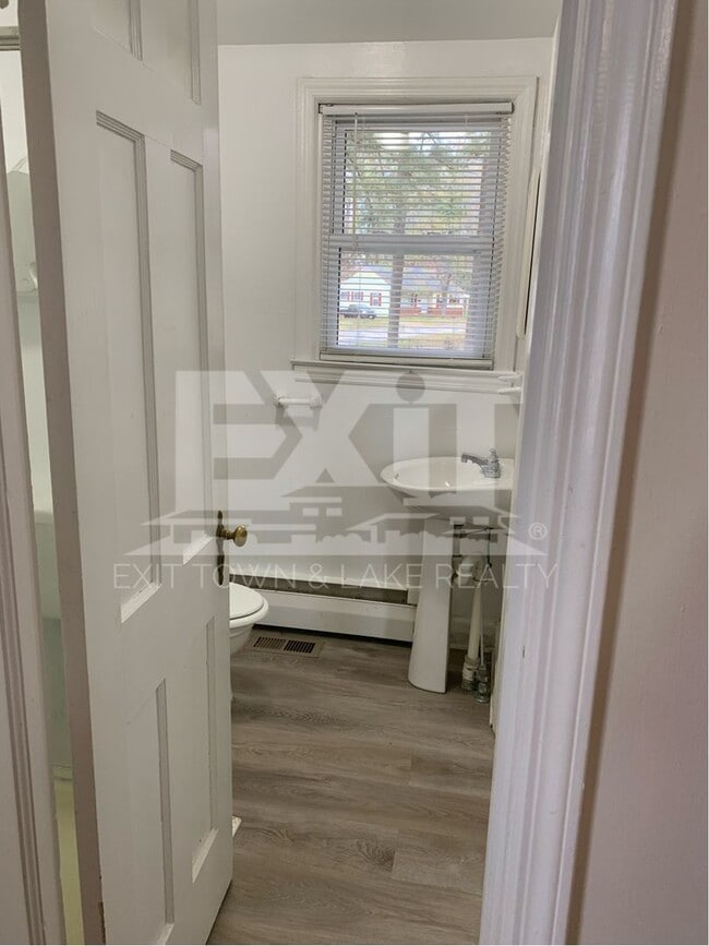 Building Photo - Fully Furnished 3 Bedroom/2 Bathroom Home ...
