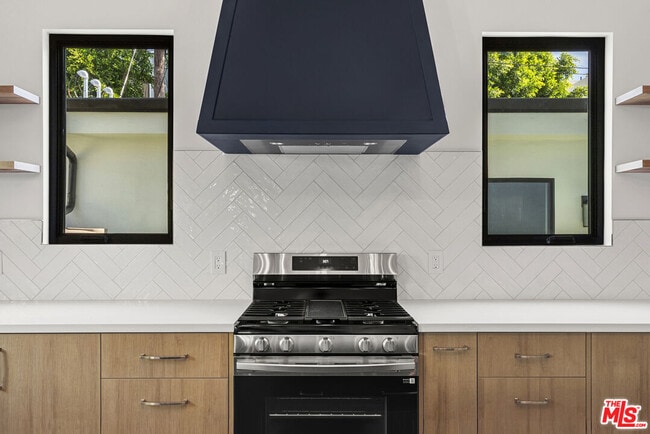 Building Photo - 824 N Orange Grove Ave