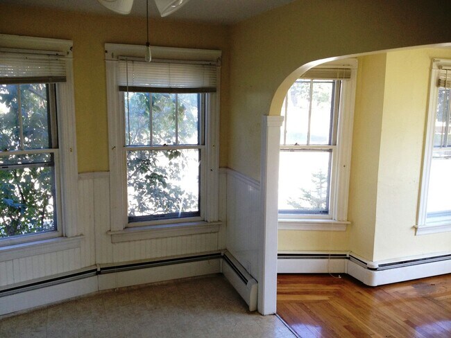 Building Photo - 285 Baxter St