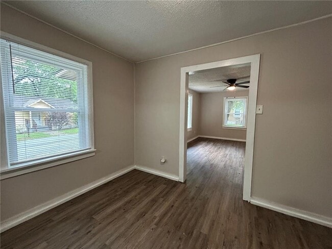 Building Photo - 905 Pansy Ct