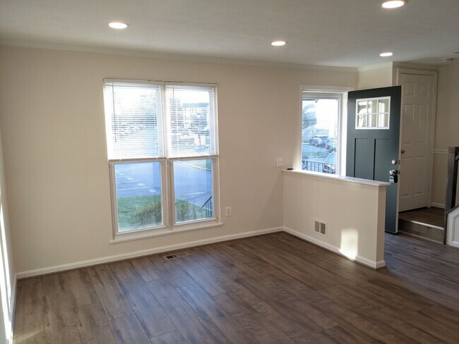 Building Photo - Renovated townhouse in established Frederick neighborhood ready now!