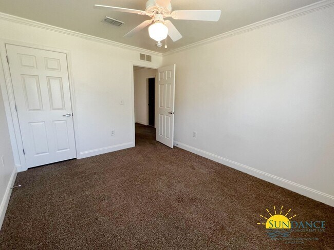 Building Photo - 3 bedroom Eagles Landing townhouse with co...