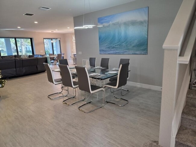 Building Photo - 527 SE Vallarta Dr