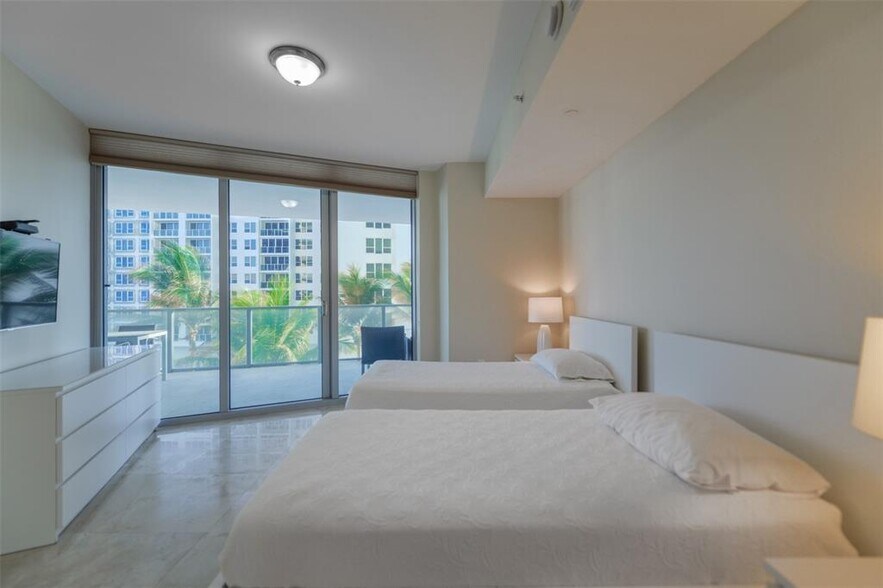 Building Photo - 3101 S Ocean Dr