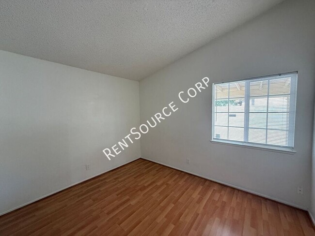 Building Photo - 37516 Lilacview Ave