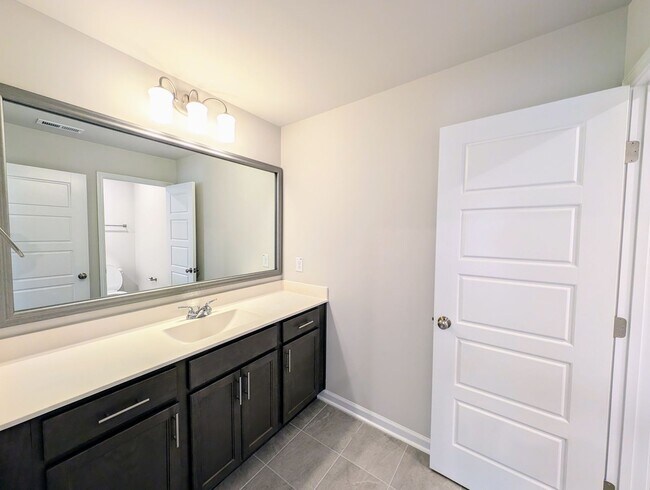 Building Photo - Stunning 4BR/3.5BA End Unit Townhome in Wa...