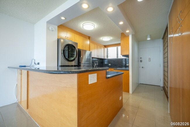 Building Photo - PRIME ALA MOANA/WAIKIKI LOCATION: 2BR/1.5BA Condo with Parking & In-Unit Washer/Dryer!