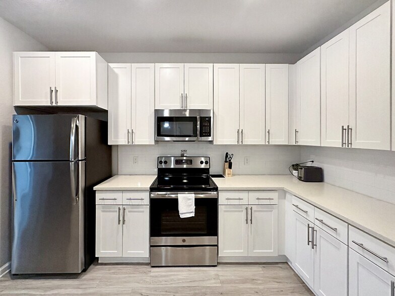 Building Photo - 1323 Sands Ter E