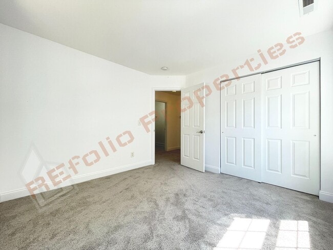 Building Photo - Beautiful 2 Story 3 Bedroom 2.5 Bath Townh...