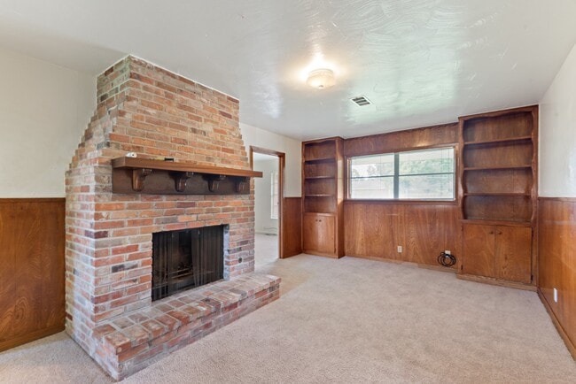Building Photo - 2105 Adams St
