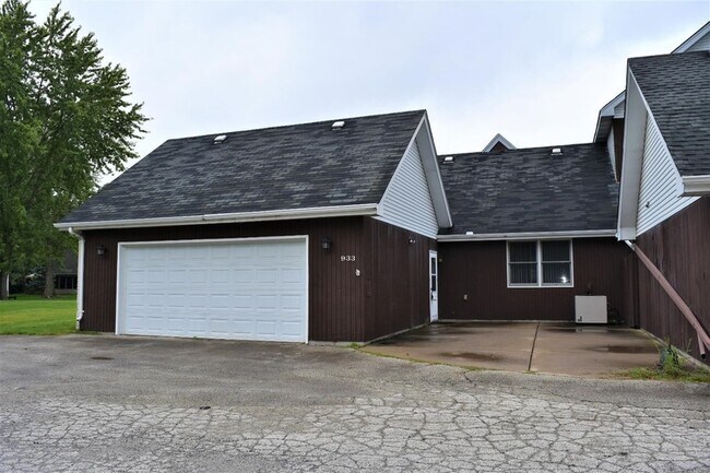 Building Photo - 933 High Meadow Dr