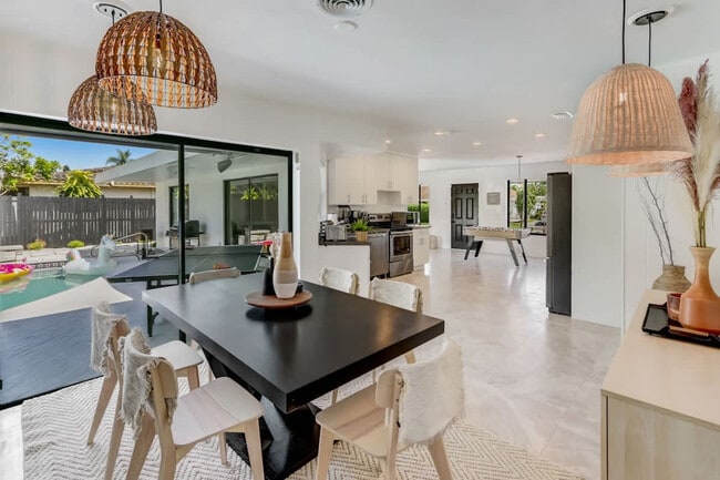 Building Photo - 2325 NE 195th St