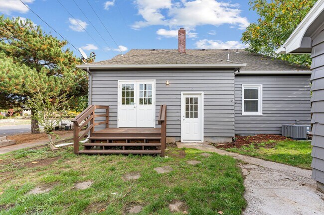Building Photo - Spacious 6 Bed 2 Bath Home- N Portland Charmer!