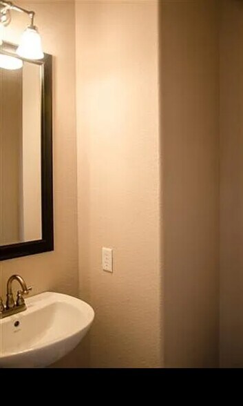 Building Photo - 13 Stonebrook Ct