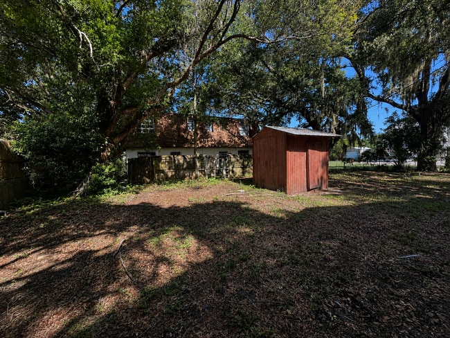 Building Photo - Beautiful 3BR/1BA Lakeland Home with Large Backyard & Covered Porch!