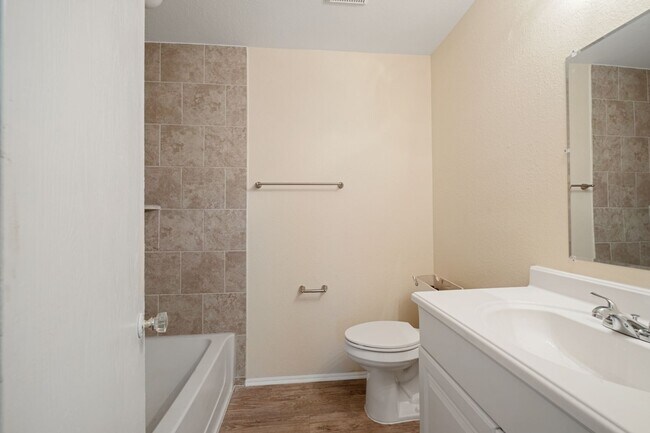 Building Photo - Updated 2 Bedroom, 1 Bath Duplex in a Grea...