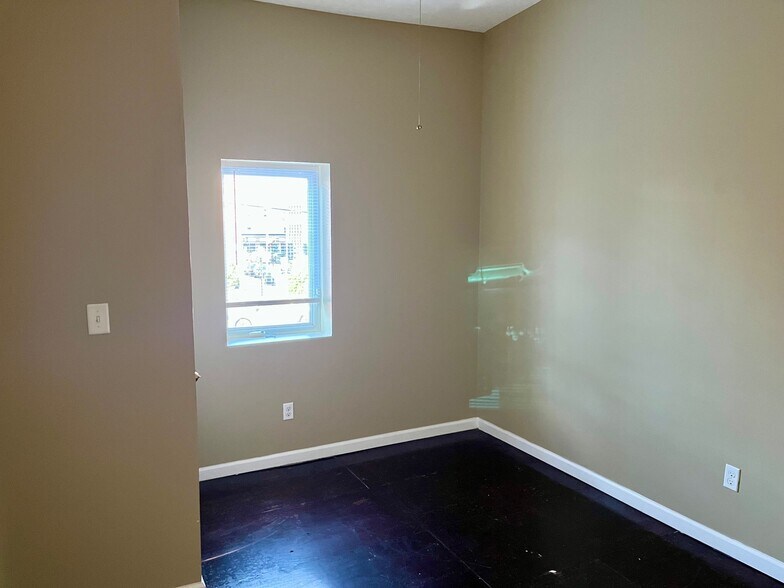 Building Photo - 105 W Market St