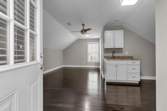 Building Photo - 612 Daggett St