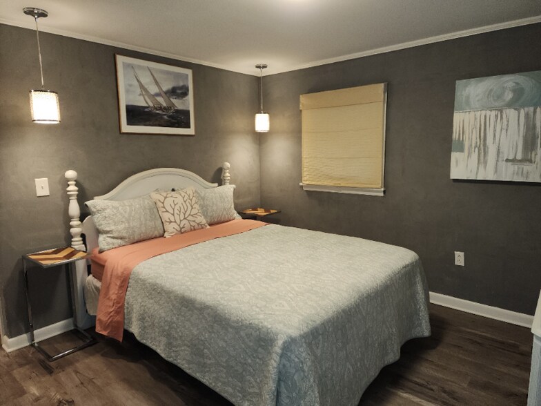 Building Photo - 6523 Village Point Dr